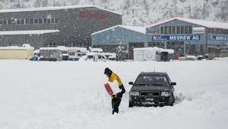 Moradores na Suíça, Itália e França foram surpreendidos pela neve em plena Primavera nesta quinta-feira (17)