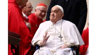 Papa Francisco cumprimenta os cardeais ao aparecer inesperadamente ao final da missa do Domingo de Ramos na Praça de São Pedro, no Vaticano, no dia 13 de abril de 2025