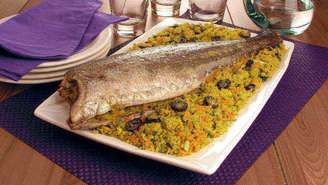 Peixe assado com farofa de legumes e queijo – Foto: Stela Handa