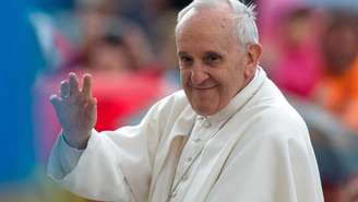 Imagem de arquivo de 29/5/13 mostra Francisco acenando para a multidão na praça São Pedro.