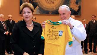 Em 2014, no Vaticano, o papa Francisco recebeu da presidente brasileira Dilma Rousseff uma camisa assinada por Pelé.