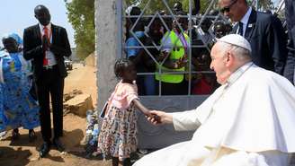 Papa Francisco cumprimenta uma menina do lado de fora da Catedral de Santa Teresa,durante viagem apostólica a Juba, no Sudão do Sul, em 4 de fevereiro de 2023.