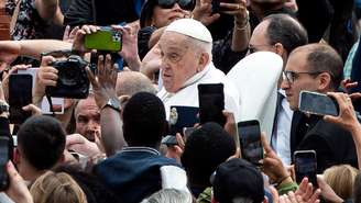 O papa Francisco saudou os fiéis após a bênção da Missa de Páscoa na Praça de São Pedro, na Cidade do Vaticano, no domingo (20/04)