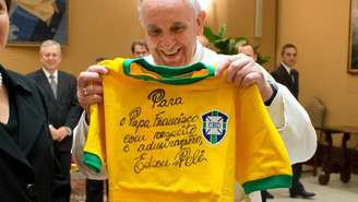 Papa Francisco recebeu uma camisete autografada por Pelé em 2014