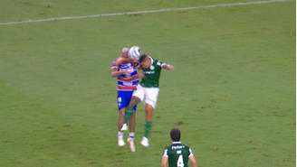 Momento que a bola bate no braço do zagueiro Naves, do Palmeiras. 
