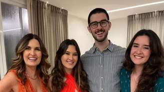 Fátima Bernardes ao lado dos filhos