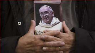 Um fiel argentino segura um retrato do papa Francisco entre as mãos, após o anúncio de sua morte, na segunda-feira, 21 de abril de 2025.