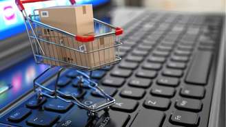 "Taxa das blusinhas" enfrentou resistência de grande parte dos consumidores brasileiros, pois medida encarecia produtos populares