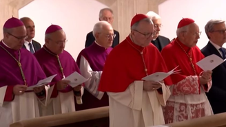 O processo, que ocorre na Capela Sistina, no Vaticano, reúne cardeais de todo o mundo para votarem e elegerem um Papa