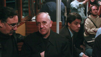 24 de maio de 2008. Papa Francisco anda de metrô em Buenos Aires, na Argentina