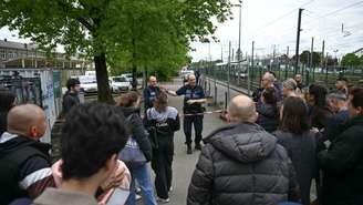 Policiais municipais reforçam segurança em torno de escola Notre-Dame de Toutes-Aides, em Nantes. (24/04/2025)