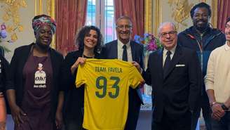 A diretora da Cufa na França, Karina Tavares (centro), ao lado do prefeito de Saint Ouen, Karim Bouamrane, e o embaixador do Brasil na França, Ricardo Neiva Tavares, durante evento na embaixada do Brasil em Paris na quarta-feira, 23 de abril de 2025.