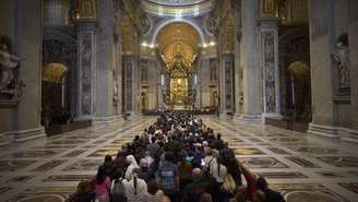 Milhares de pessoas fazem fila para passar alguns segundo diante do caixão do papa Francisco.