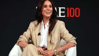 Meghan com o look grifado e relógio que foi de Diana