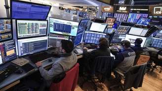 Comentários mais conciliadores de Trump levaram a bolsa de Nova York a encerrar em alta na sessão desta quarta-feira (23). O índice Dow Jones subiu 1,07% e o Nasdaq avançou 2,50%.