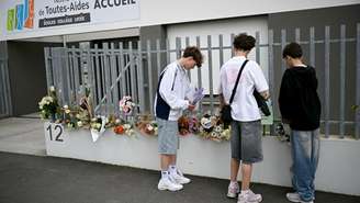 Alunos prestam homenagens aos colegas vítimas de um ataque com faca na escola que frequentam em Nantes, no oeste da França. Em 25 de abril de 2025.