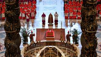 O cardeal Kevin Joseph Farrell em frente ao caixão com o corpo do Papa Francisco, na Basílica de São Pedro, no Vaticano, em 23 de abril de 2025. Vatican Media/Divulgação