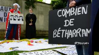 Manifestantes protestam em frente a uma escola católica da região parisiense que acolheu um ex-funcionário apontado como agressor no colégio Notre Dame de Bétharam, nos Pirineus. 18 de abril de 2025.