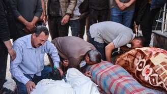 Parentes choram a morte de vítimas no pátio do hospital Al-Shifa, depois que a sua casa foi atingida por um ataque israelense no bairro de Sabra, na Cidade de Gaza, em 26 de abril de 2025. (Foto de Omar AL-QATTAA/AFP)