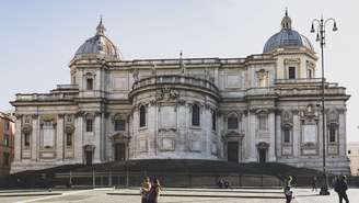 O cortejo fúnebre de Francisco percorreu pontos icônicos de Roma, incluindo o Coliseu e o Fórum Romano, antes de chegar à Basílica