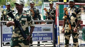 Tropas de segurança indianas na fronteira com o Paquistão, em 21 de abril de 2025.