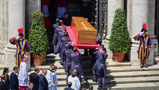 O caixão com o corpo do papa Francisco é carregado para o interior da Basílica de Santa Maria Maggiore, em Roma, em 26 de abril de 2025. (Foto de Piero CRUCIATTI / AFP)