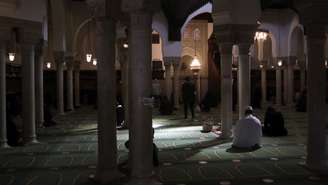 Foto ilustrativa : Muçulmanos rezam durante o primeiro dia do mês sagrado de jejum do Ramadã, na mesquita de Paris, terça-feira, 13 de abril de 2021. (Foto AP/Christophe Ena)