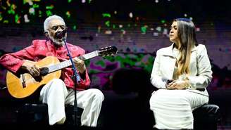 Em tratamento, Preta Gil sobe no palco e canta ao lado do pai, Gilberto Gil