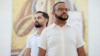 Junior Henrique da Silva (dir.) e Kaik Ribas se prepararam para ser padres