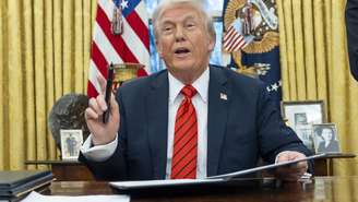 Donald Trump se prepara para assinar um decreto no Salão Oval da Casa Branca, em 10 de fevereiro de 2025.