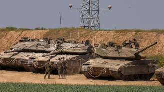 Tanques de guerra israelenses estacionados no norte da Faixa de Gaza