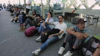 Passageiros esperam diante da estação de trens de Atocha, em Madri, afetada pelo apagão.