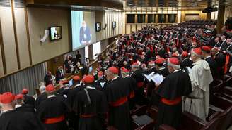 A Congregação dos Cardeais se reúne pela quinta vez na Nova Sala do Sínodo após a morte do Papa Francisco, segunda-feira, 28 de abril de 2025.