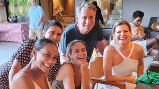 Paolla Oliveira comemora aniversário com colegas de 'Vale Tudo'