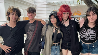 Adolescentes fizeram provas escolares na manhã desta segunda-feira e foram diretamente para o Copacabana Palace