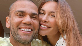 Daniel Alves usa blusa de 'futuro papai' e Joana Sanz compartilha: 'Momentos mágicos'