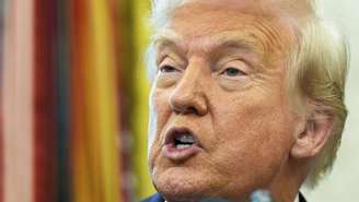 Presidente Donald Trump conversa com jornalistas durante a cerimônia simbólica de posse de Paul Atkins como presidente da Comissão de Valores Mobiliários, no Salão Oval da Casa Branca, na terça-feira, 22 de abril de 2025, em Washington.