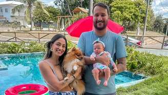 Ariadne Barros ao lado do marido Carlos "Júnior" e a bebê Luma