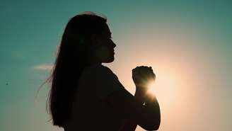 Está em dúvida sobre que caminho seguir? Veja uma oração para acalmar o coração e seguir com mais confiança e fé!