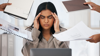 O cansaço extremo, os lapsos de memória e a incapacidade de aproveitar momentos de prazer são sinais indicativos do Burnout