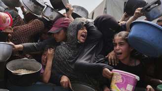 Distribuição do pouco que resta de comida em de Khan Younis, na Faixa de Gaza