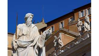 Chaminé é instalada na Capela Sistina para conclave 2/5/2025 