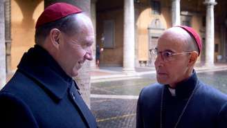 Em Conclave, Ralph Fiennes interpreta o cardeal Lawrence, que tenta influenciar o resultado da disputa