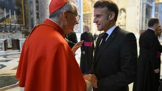 Foto tirada em 26 de abril de 2025 pela The Vatican Media mostra o cardeal secretário de Estado do Vaticano, Pietro Parolin, apertando a mão do presidente da França, Emmanuel Macron, antes do funeral do Papa Francisco no Vaticano.
