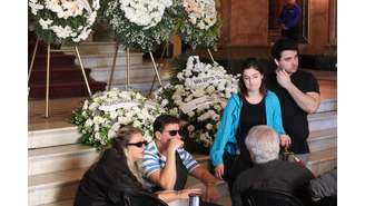 Familiares e amigos comparecem a velório de Nana Caymmi