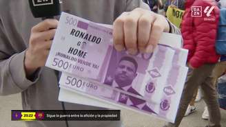 Torcedores levam notas em protesto contra Ronaldo