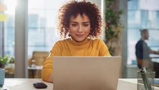 Veja como fazer um ritual com vela dourada para abrir caminhos no trabalho, atrair boas oportunidades e prosperar profissionalmente.