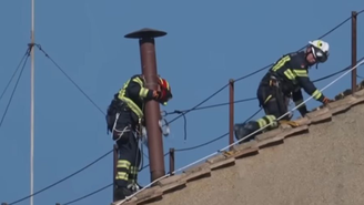 A ação dos bombeiros faz parte de uma série de preparativos para o Conclave, que deve iniciar em sete de maio