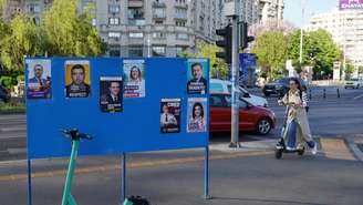 Cartazes com os candidatos do primeiro turno das eleições presidenciais na Romênia. 29 de abril de 2025
