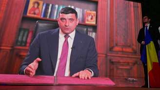 George Simion em um telão, onde se expressou após anuncio dos resultados da pesquisa de boca-de-urna anunciados durante o primeiro turno da eleição presidencial em Bucareste, em 4 de maio de 2025.